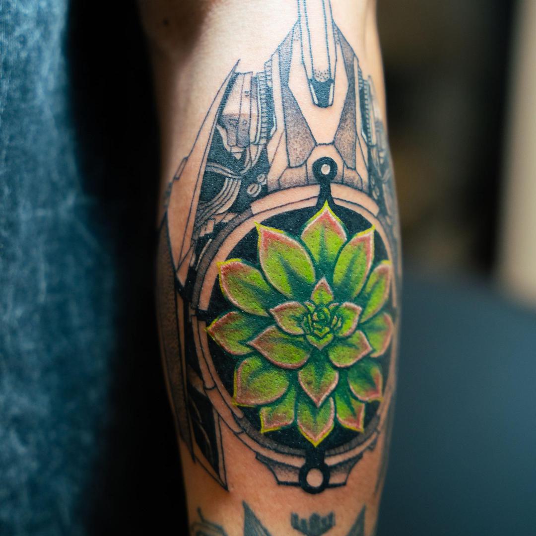 Tatouage géométrique floral